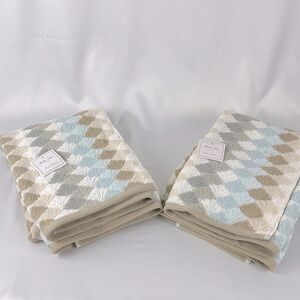 NWT Pair Bella Lux Bath Towels Geometric Flower Gray Taupe White Blue RN 138834
